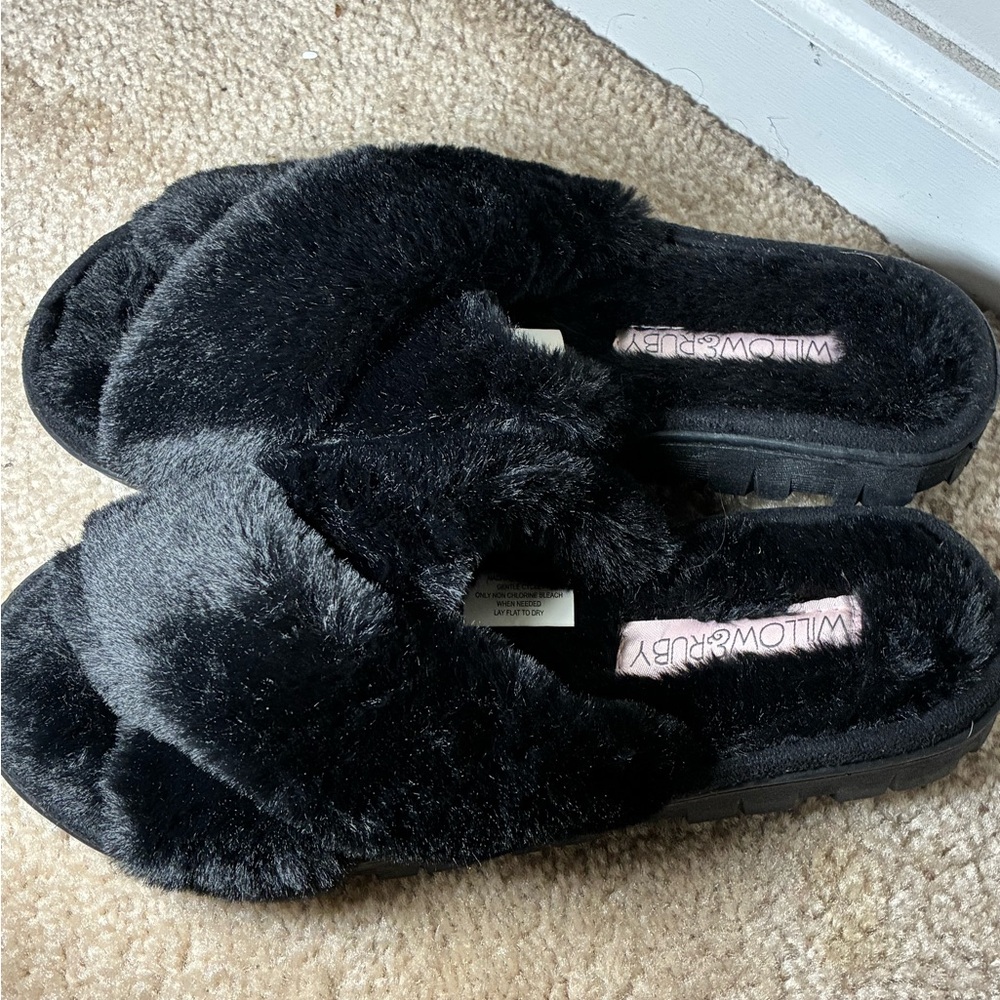 Willow & Ruby Black Plush Slippers